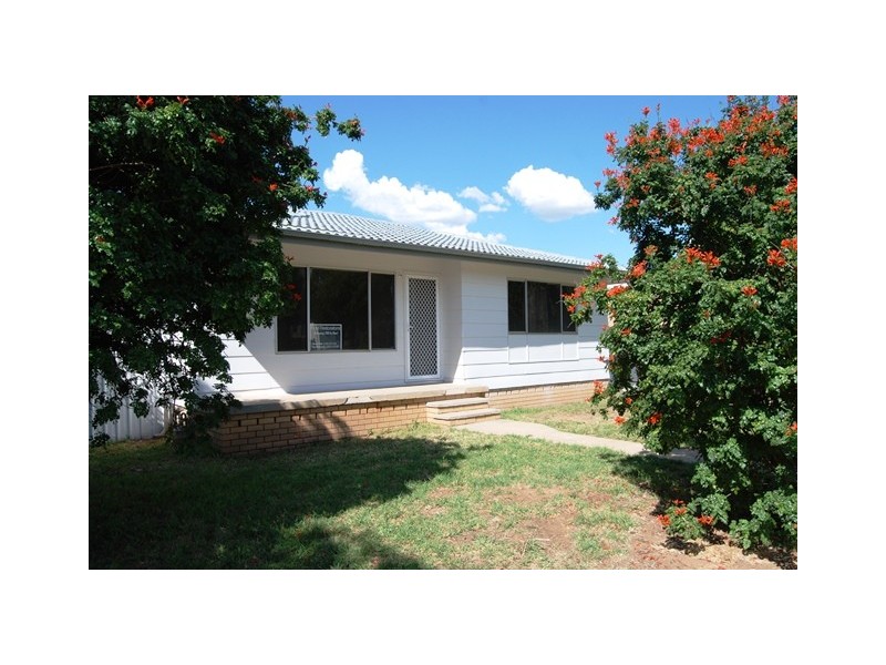 12 Dennis Crescent, Tolland NSW 2650