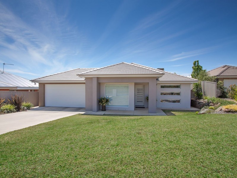 71 Yarrawah Crescent, Bourkelands NSW 2650