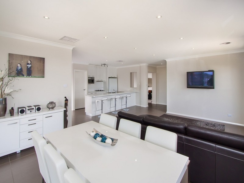 71 Yarrawah Crescent, Bourkelands NSW 2650