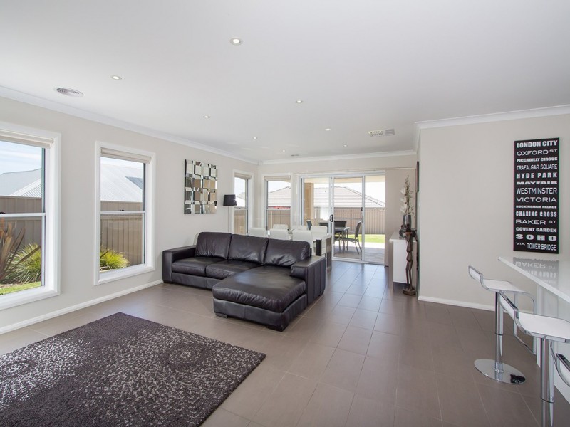 71 Yarrawah Crescent, Bourkelands NSW 2650