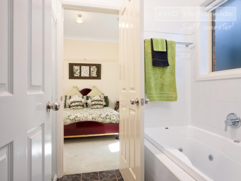 16 Werribee Road, Bourkelands NSW 2650