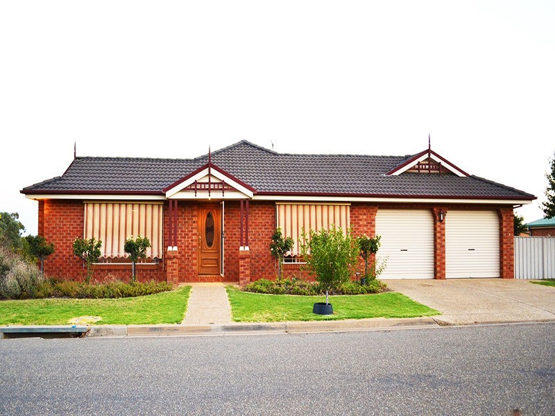 2 Delvin Place, Kooringal NSW 2650