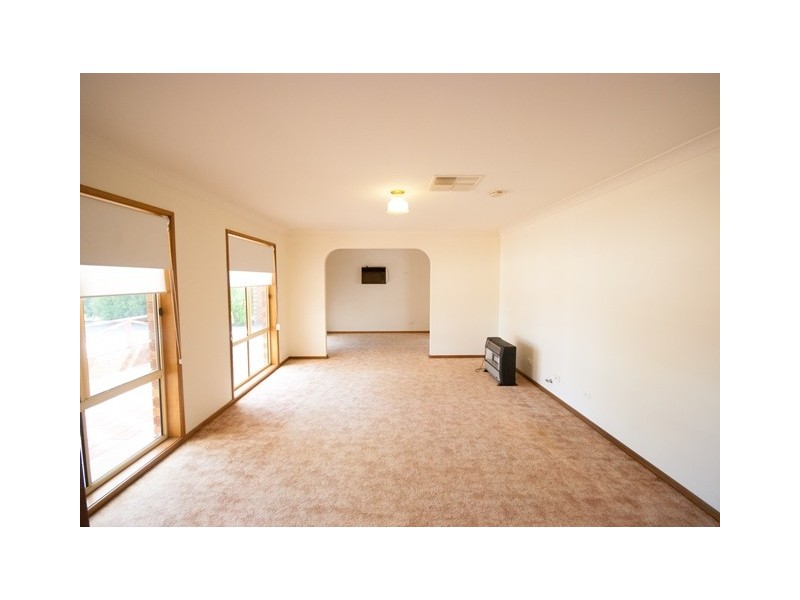 98 Dalman Parkway, Glenfield Park NSW 2650