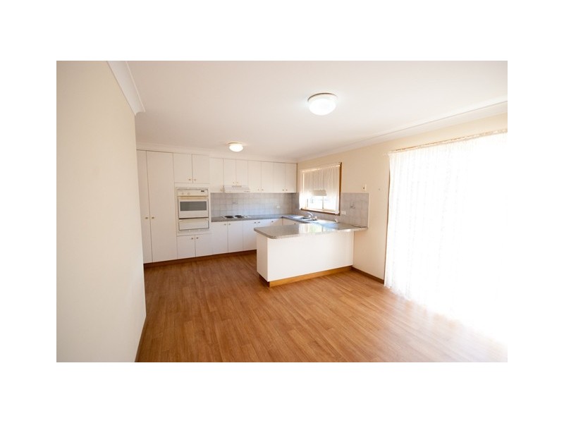 98 Dalman Parkway, Glenfield Park NSW 2650