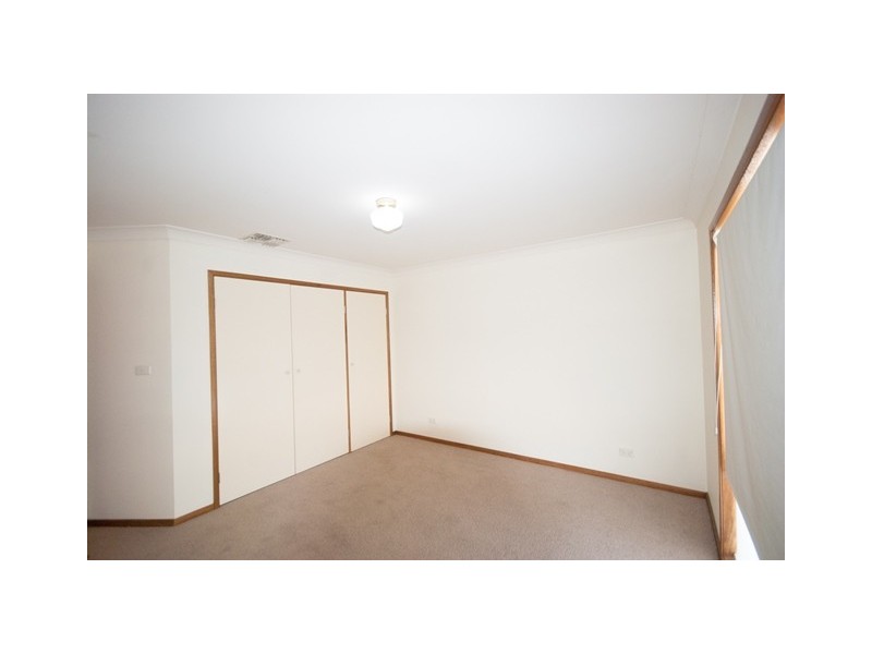 98 Dalman Parkway, Glenfield Park NSW 2650