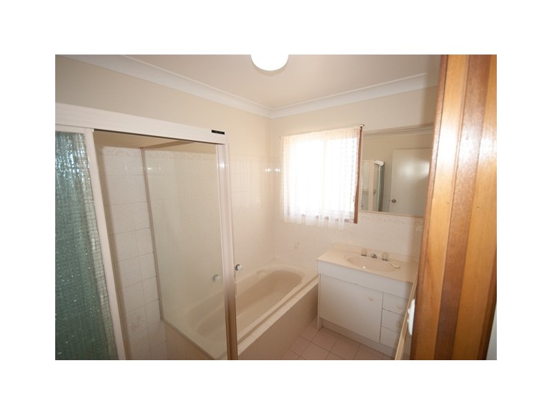 98 Dalman Parkway, Glenfield Park NSW 2650