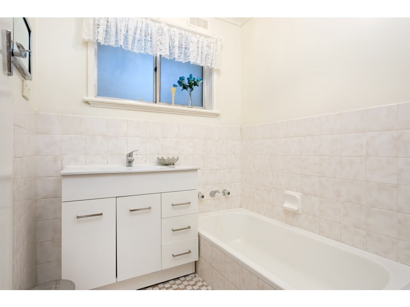 39 Leavenworth Drive, Tolland NSW 2650