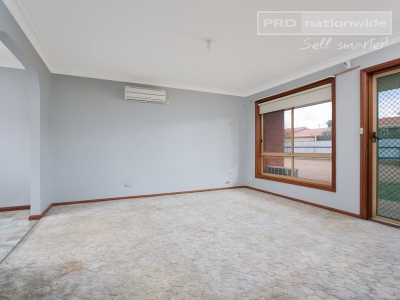 1/2 Borneo Crescent, Ashmont NSW 2650