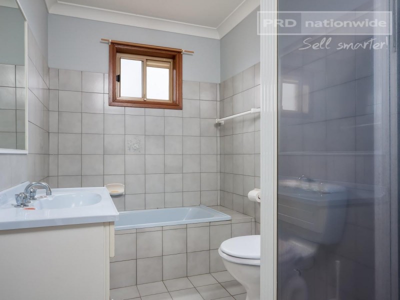 1/2 Borneo Crescent, Ashmont NSW 2650