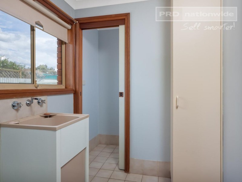 1/2 Borneo Crescent, Ashmont NSW 2650