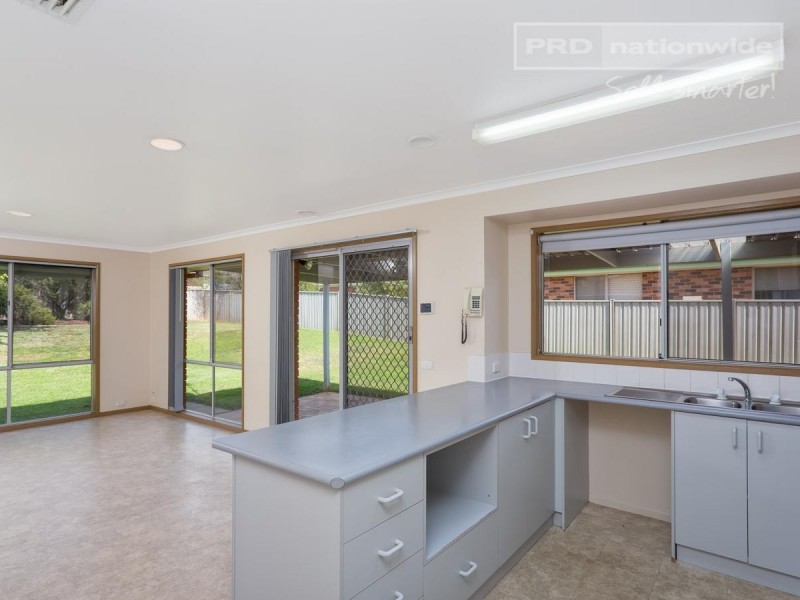 1 Kimba Drive, Glenfield Park NSW 2650
