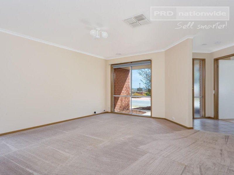 1 Kimba Drive, Glenfield Park NSW 2650