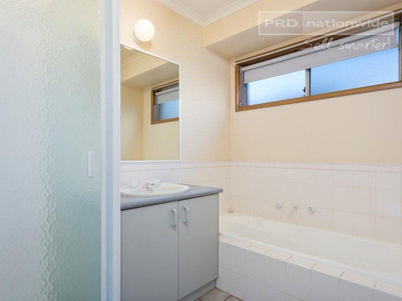 1 Kimba Drive, Glenfield Park NSW 2650