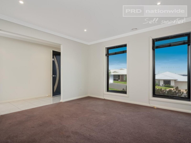 16 Marylands Way, Bourkelands NSW 2650