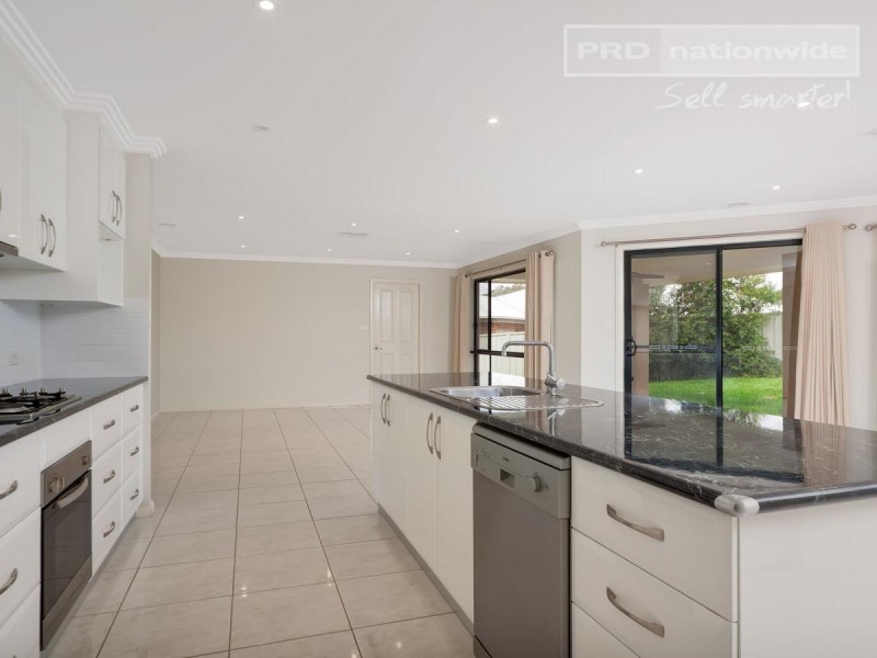 16 Marylands Way, Bourkelands NSW 2650