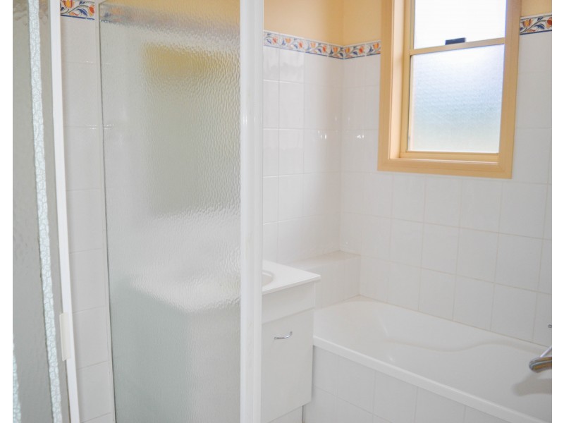 33 Collins Street, Turvey Park NSW 2650