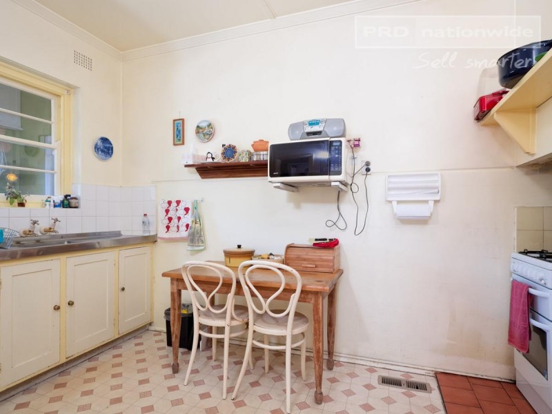 11 Bourke Street, Turvey Park NSW 2650