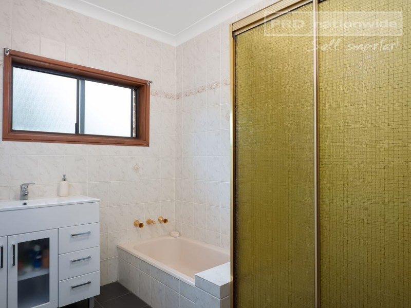 1 Amsterdam Crescent, Tolland NSW 2650