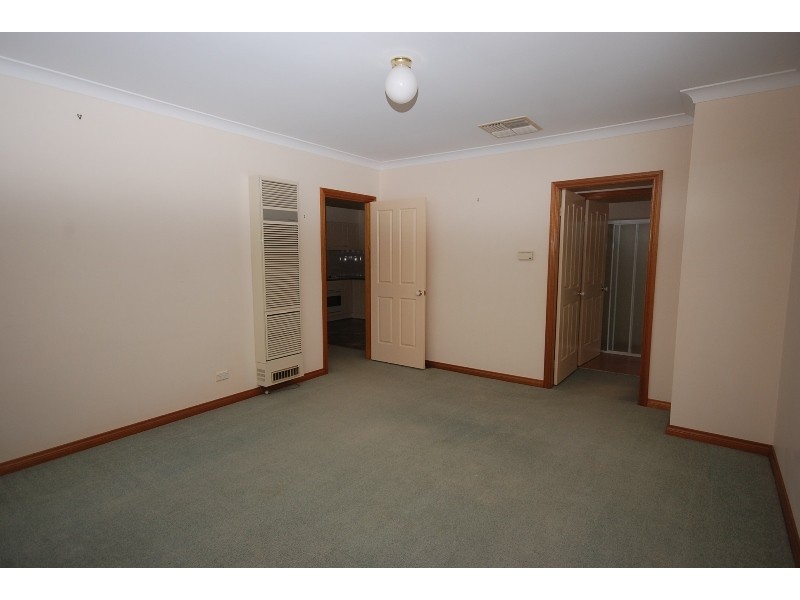 2/8 Jarrah Place, Glenfield Park NSW 2650