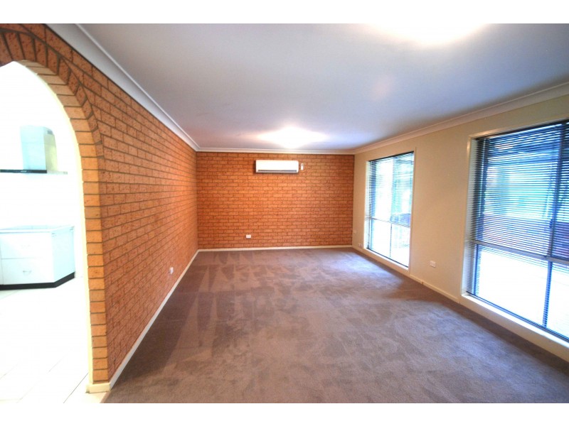 55 Cutler Avenue, Kooringal NSW 2650