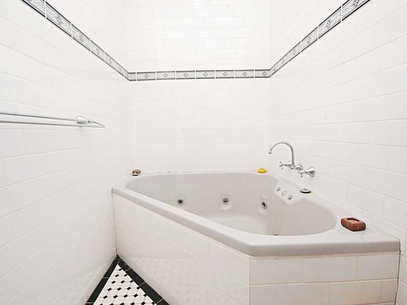 122 Meadow Street, Kooringal NSW 2650