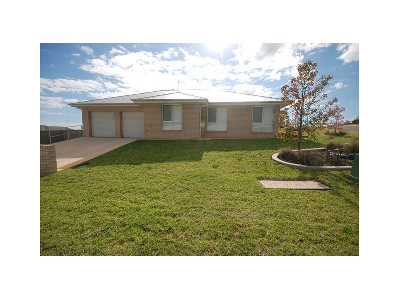 2/30 Osterley Street, Bourkelands NSW 2650