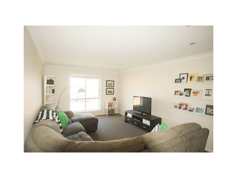 2/30 Osterley Street, Bourkelands NSW 2650