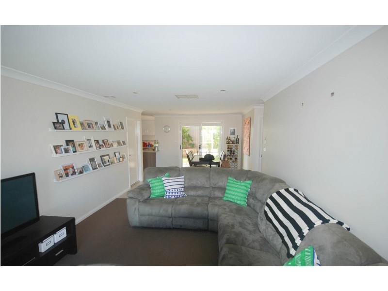 2/30 Osterley Street, Bourkelands NSW 2650