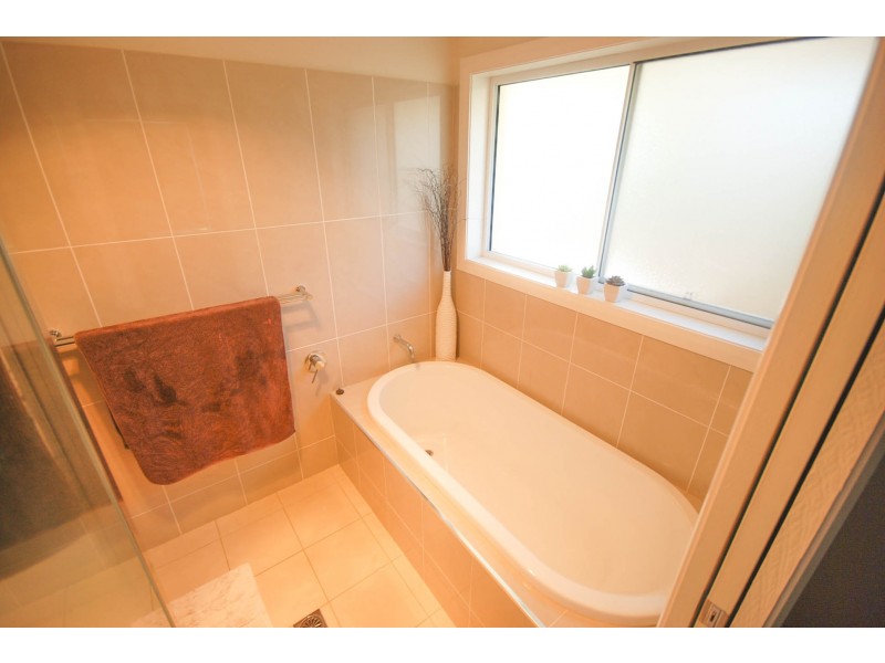 2/30 Osterley Street, Bourkelands NSW 2650