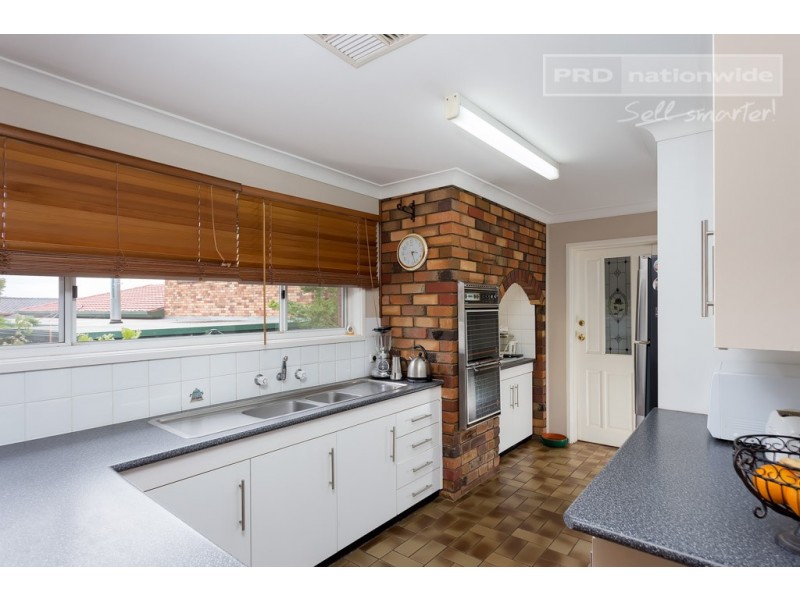 8 McCoullough Drive, Tolland NSW 2650