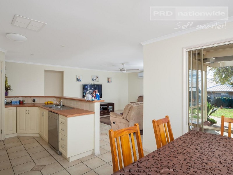 19 Dobell Place, Lloyd NSW 2650