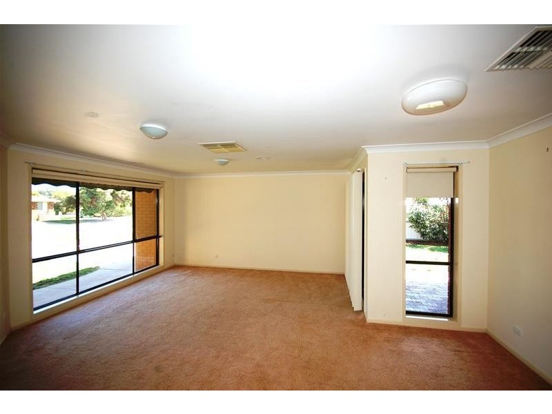 43 Grevillea Crescent, Lake Albert NSW 2650