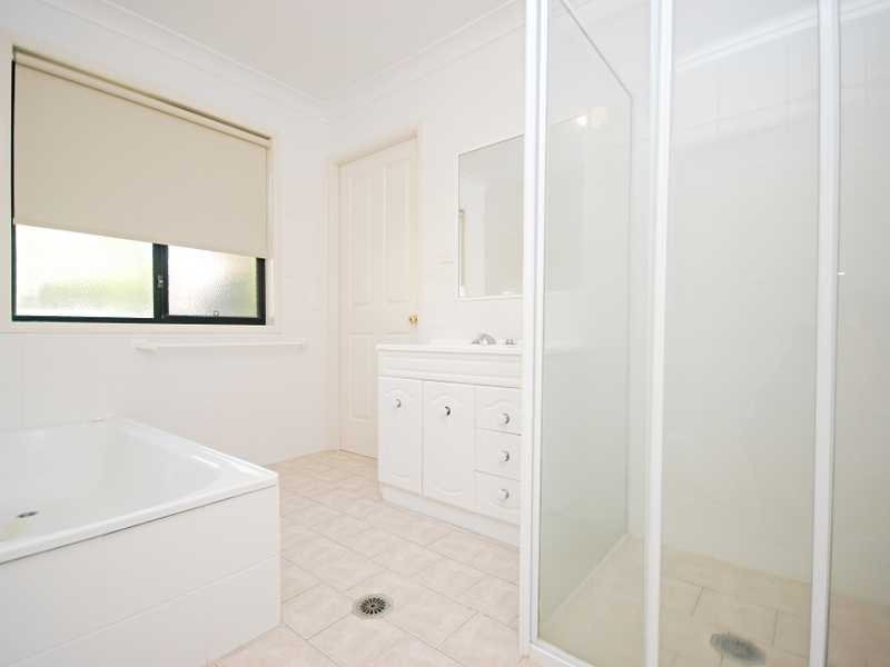 2 Kaldari Crescent, Glenfield Park NSW 2650