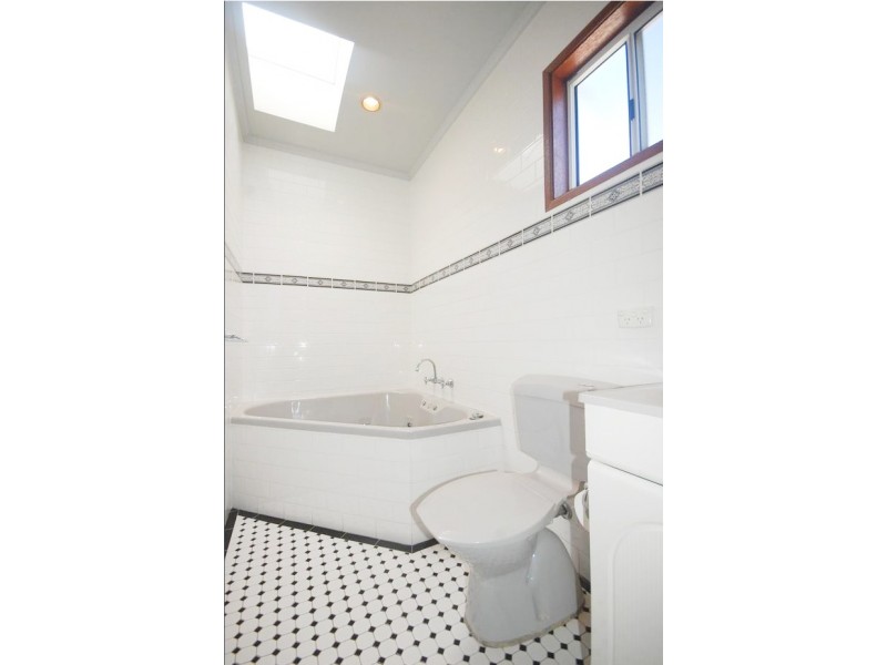 122 Meadow Street, Kooringal NSW 2650