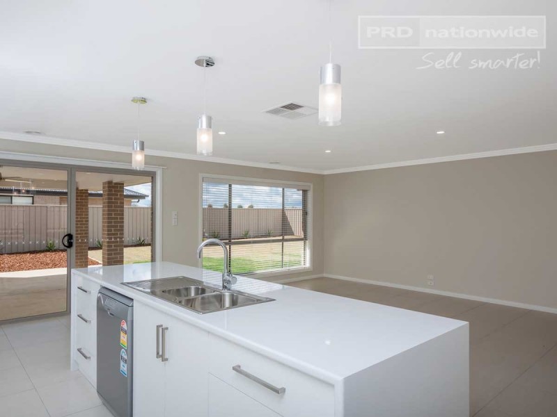 7 Watson Boulevard, Lloyd NSW 2650