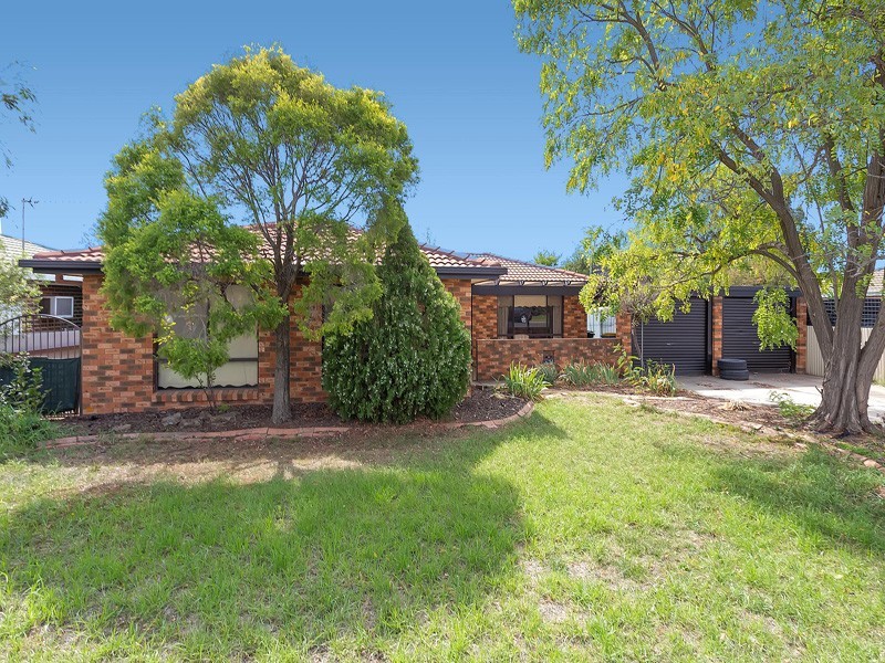 13 Balleroo Cres, Glenfield Park NSW 2650