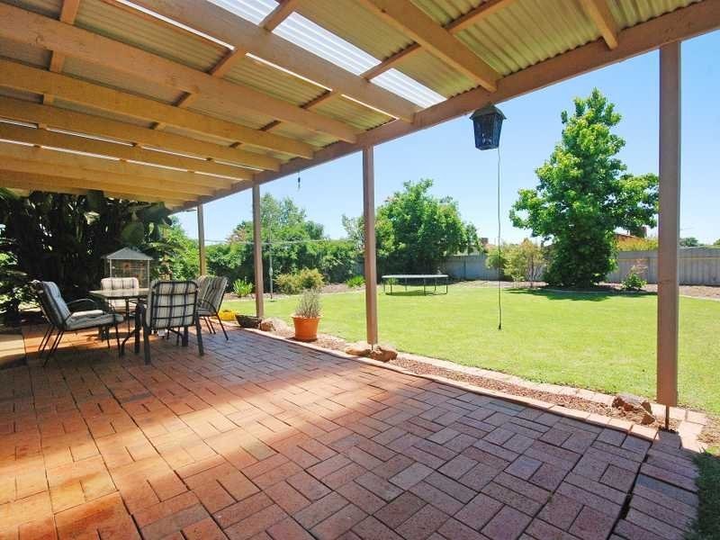 13 Balleroo Cres, Glenfield Park NSW 2650