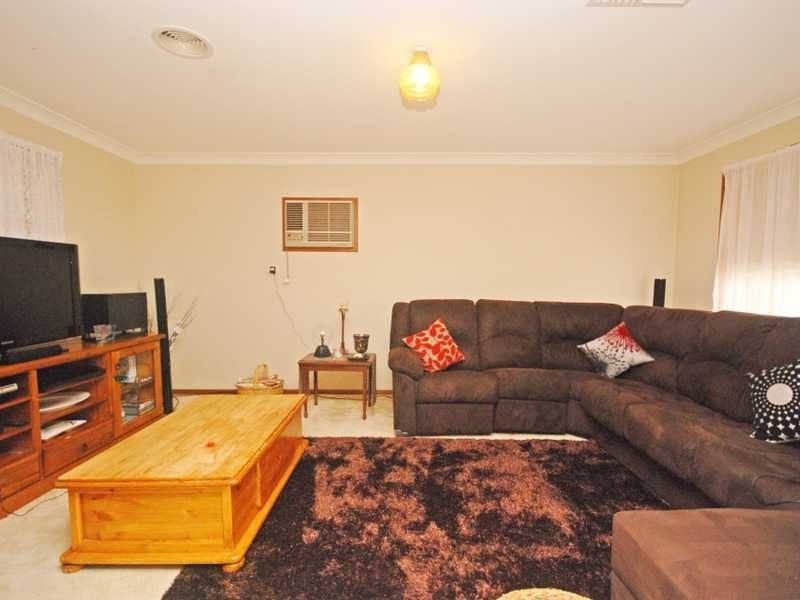 13 Balleroo Cres, Glenfield Park NSW 2650