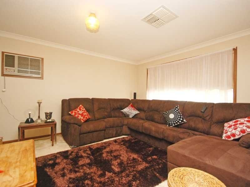 13 Balleroo Cres, Glenfield Park NSW 2650