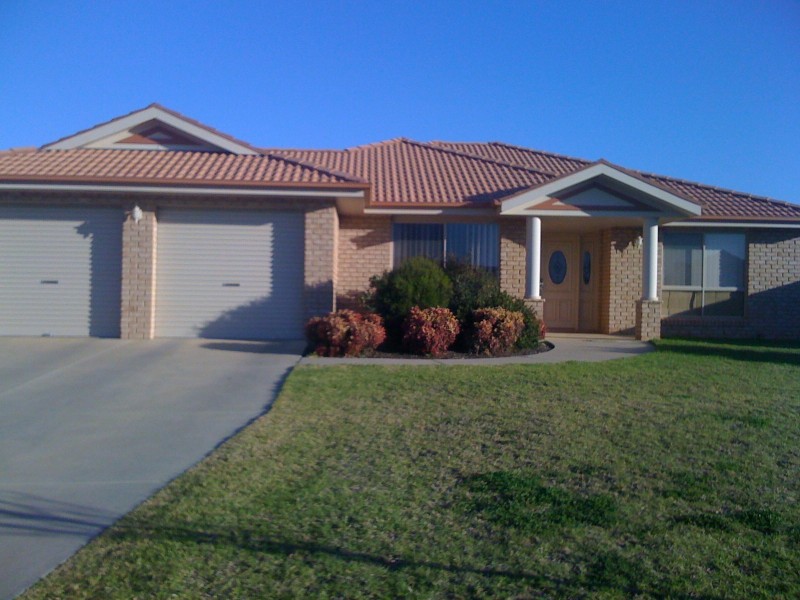 12 Cowan Place, Lloyd NSW 2650