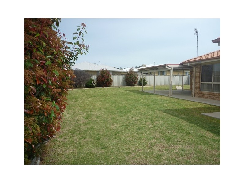 12 Cowan Place, Lloyd NSW 2650