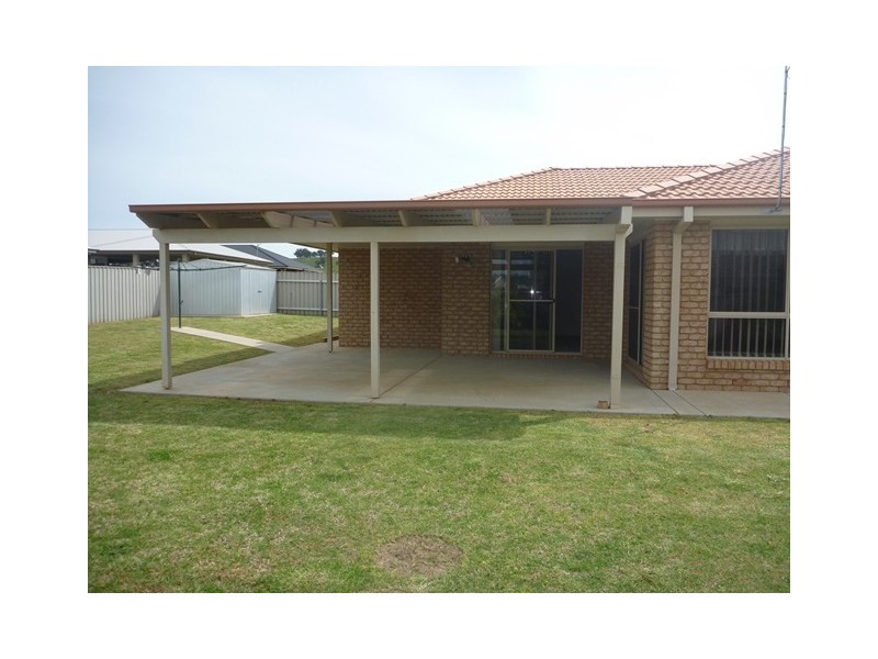 12 Cowan Place, Lloyd NSW 2650