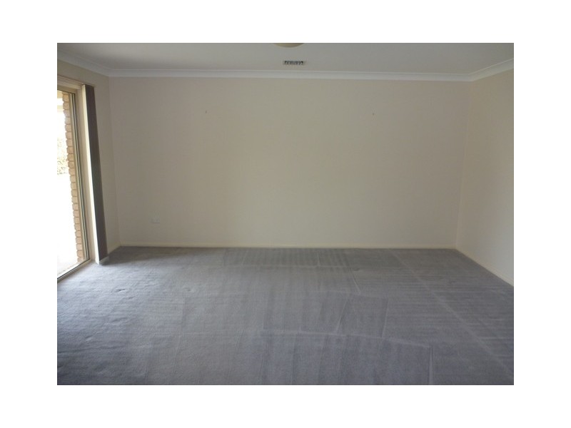 12 Cowan Place, Lloyd NSW 2650