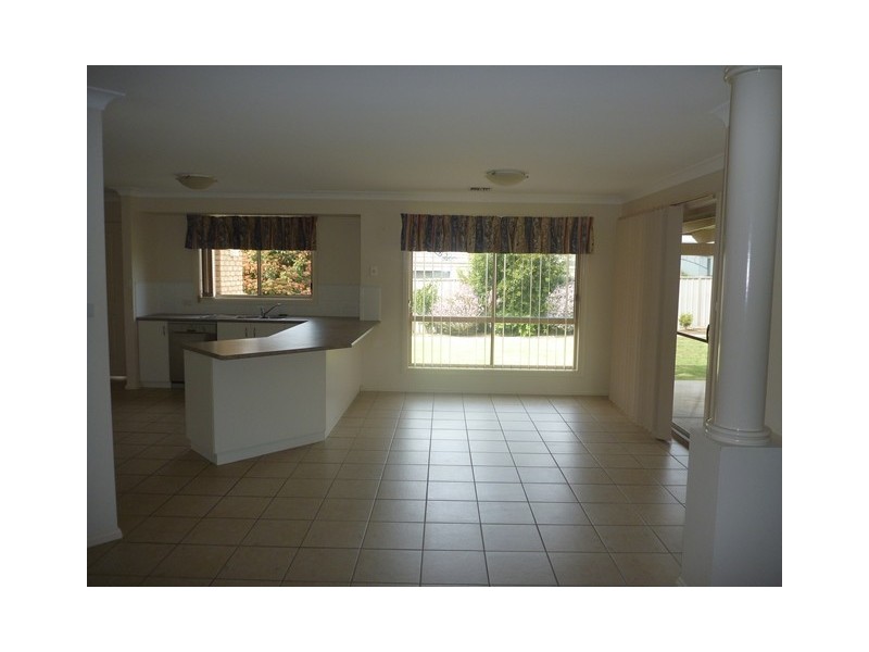 12 Cowan Place, Lloyd NSW 2650