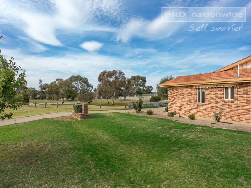 1/35 Balleroo Crescent, Glenfield Park NSW 2650