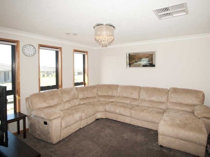 1 Pinnacle Place, Estella NSW 2650