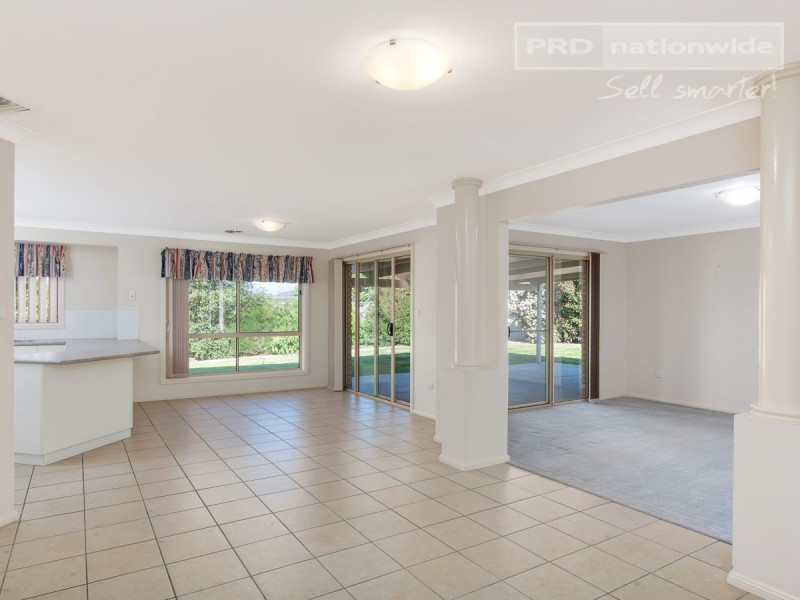 12 Cowan Place, Lloyd NSW 2650