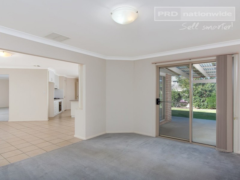 12 Cowan Place, Lloyd NSW 2650