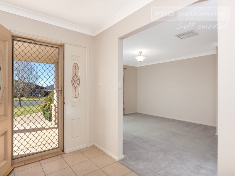 12 Cowan Place, Lloyd NSW 2650
