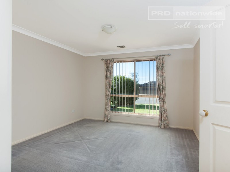 12 Cowan Place, Lloyd NSW 2650